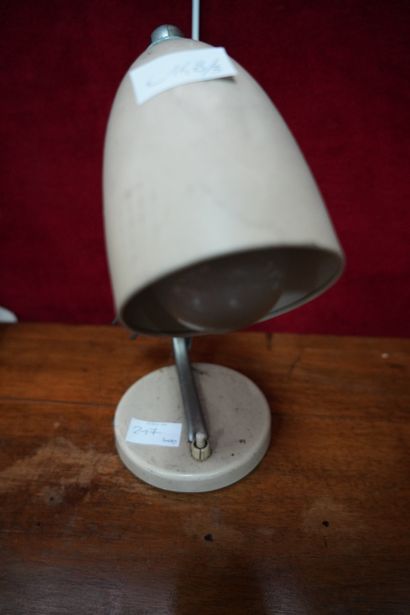 null Paire de lampes de chevet en métal laqué vert, C. 1950. On y joint une lampe...