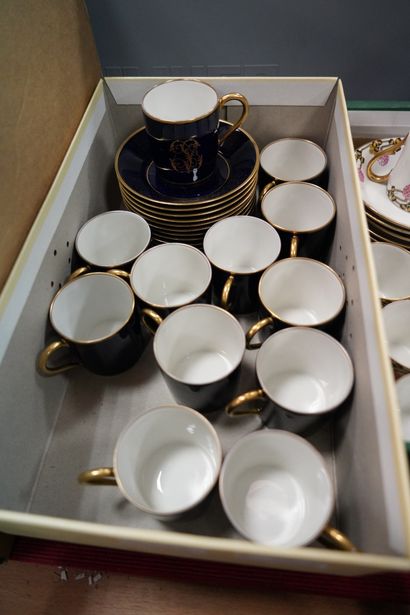 null TOURS, 12 tasses et 11 sous tasse en porcelaine bleu à décor de liseré doré...
