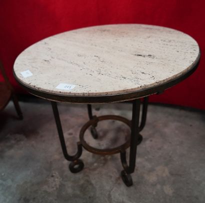 null *Table basse ronde à piétement en bronze doré à motifs circulaires et plateau...