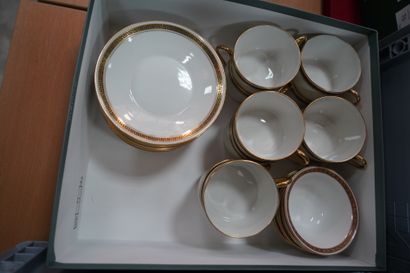 null LIMOGES, service à thé en porcelaine blanche à liseré doré et frise de grecques...