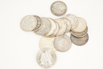 null Réunion de pièces en argent : 50 francs (XXe siècle), 5 et 10 francs (XIXe et...