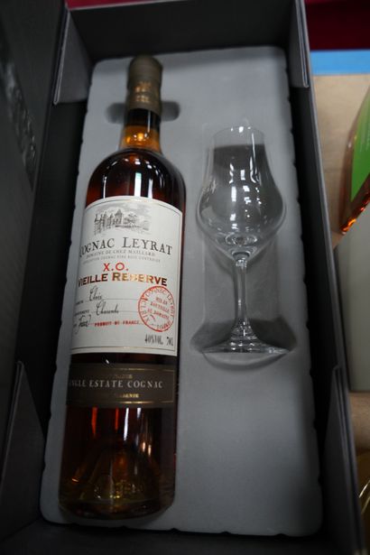 null Une bouteille Cognac Leyrat vieille réserve, dans son coffret avec un verre...