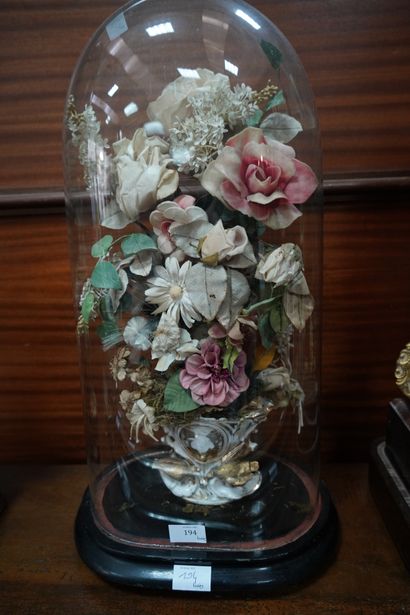 null Bouquet de mariée sous globe présenté dans un vase en porcelaine doré à décor...