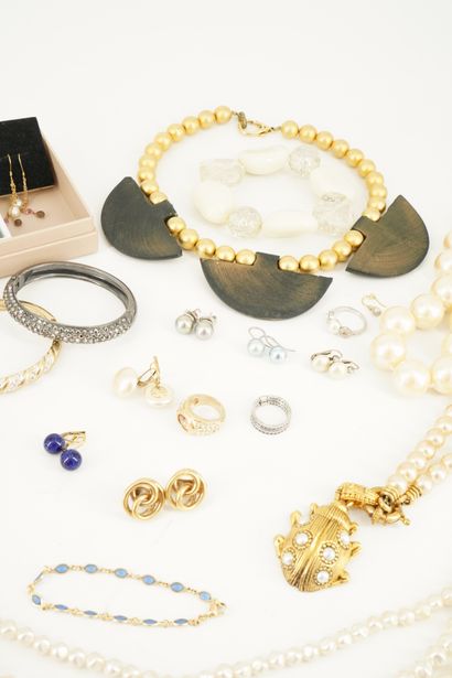 null Réunion de bijoux fantaisie comprenant : colliers de perles, pendentif au scarabée...