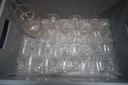 null BACCARAT, Partie de service de verres à pied en cristal : comprenant huit verres...