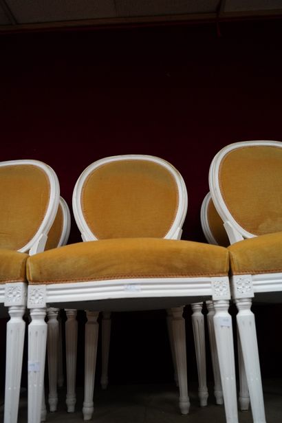 null Suite de six chaises à dossier médaillon, en bois laqué blanc, pieds fuselés...