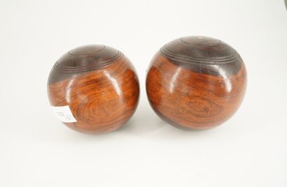 Paire de lawn bowls marquées 1, en bois ...