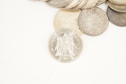 null Réunion de pièces en argent : 50 francs (XXe siècle), 5 et 10 francs (XIXe et...