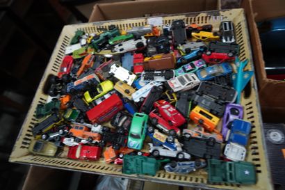 null Lot de jouets comprenant : planeurs, voitures miniatures, trains divers.
