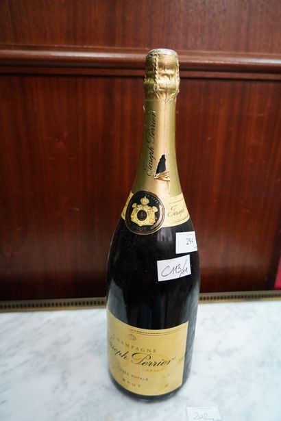 null Un magnum Champagne Joseph Perrier cuvée royale, brut. Taches à l'étiquette...