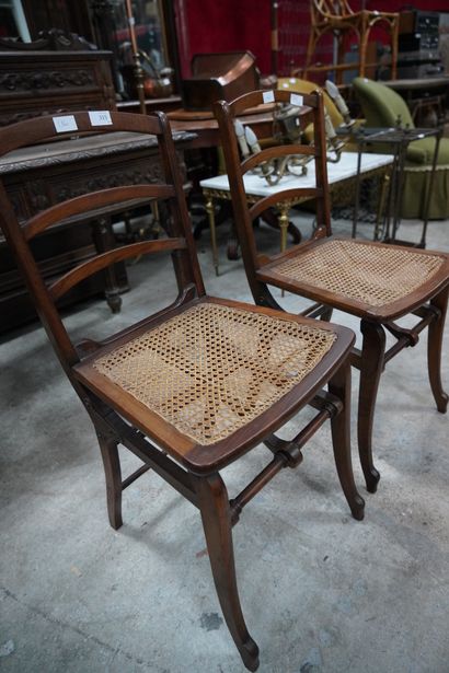 null Paire de chaises pliantes en bois naturel mouluré, assises cannées, dossiers...