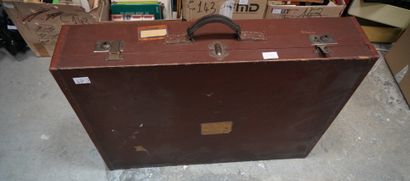 null Valise ancienne. Accidents.