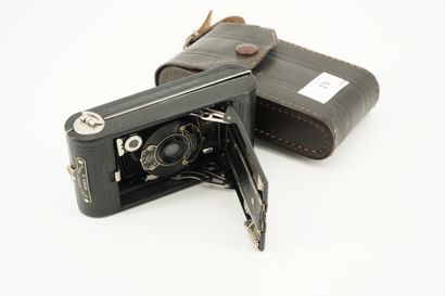 null Appareil photo KODAK Vest Pocket Series III, dans son étui en cuir.