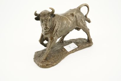 null Antoine-Louis BARYE (1795-1875), d'après, taureau, sujet en bronze patiné signé...