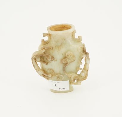 null Vase en néphrite à décor sculpté en relief de deux chilong pourchassant la perle...