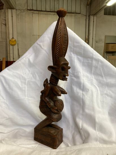 null Statue féminine de type Afrique de l'Ouest, bois à patine brune. H : 55,5 cm....
