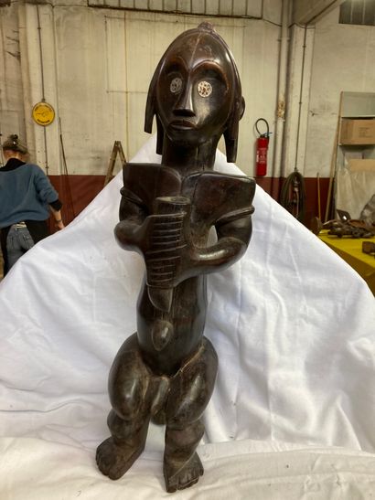 null Statue de type Fang, Gabon

Bois a patine brune, métal blanc H : 69 cm



Personnage...