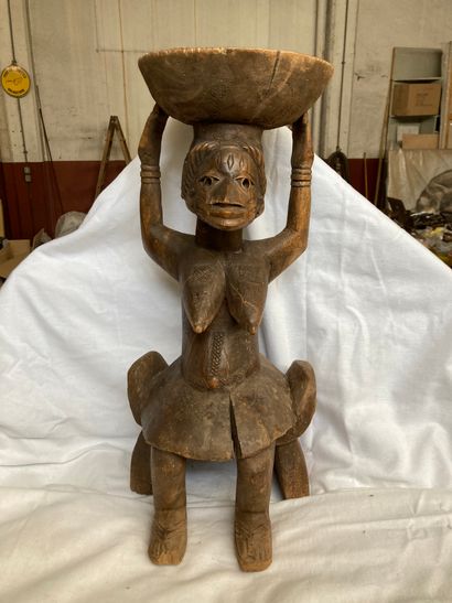 null Statue de type porteuse de coupe Yorouba, Nigeria Bois a patine brune

H : 53,5...