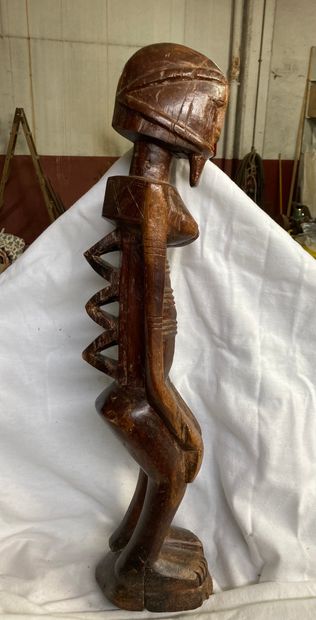 null Statue de type Dogon, Mali Bois dur a patine brune

H : 65 cm



Personnage...