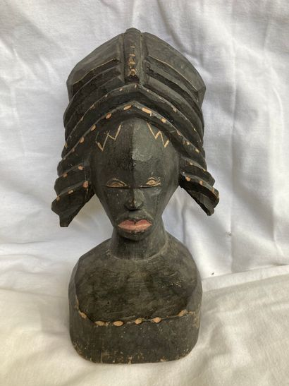 null Buste représentant un visage de femme africaine

Bois à patine brun noir, pigments

H...