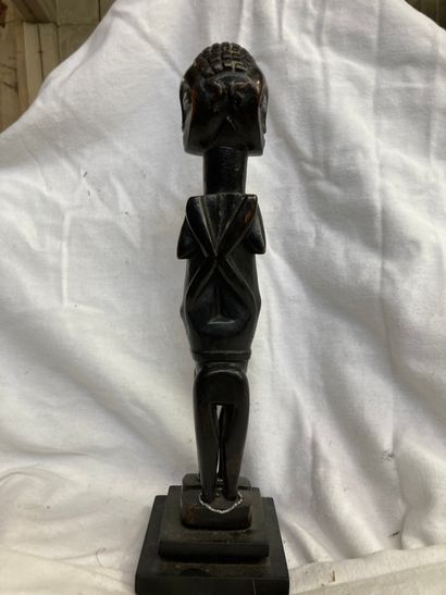 null Statuette de type Agni, Ghana Bois, badigeon noir, perles de verre

H : 32 cm



Janus,...