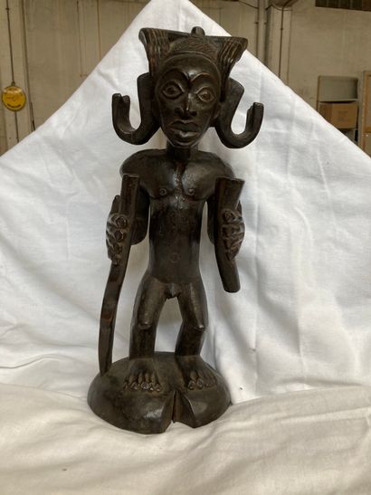 null Statue de type Tshokwe, Angola Bois à patine noire

H : 49,5 cm



Inspiré de...