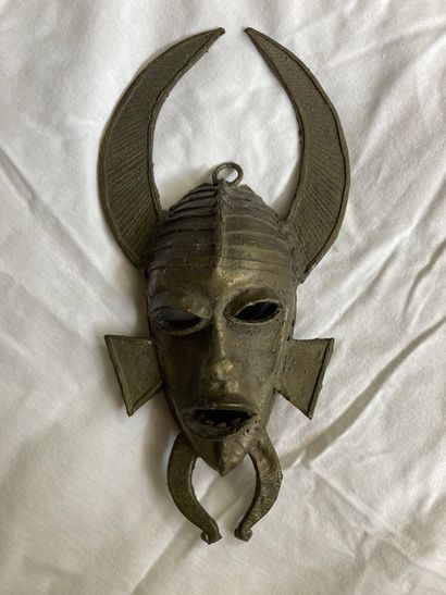 null Masque de type kpelie Senoufo, Côte d’lvoire

L : 31,5 cm



Visage surmonté...