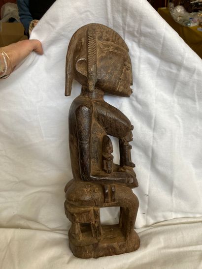 null Statue de type Dogon, Mali Bois à patine brune

H : 51,5 cm



Personnage féminin...