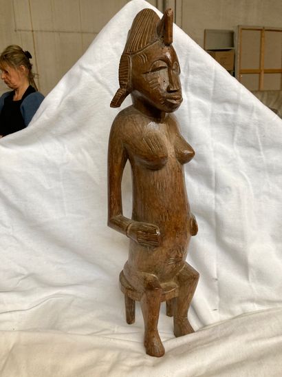 null Statue de type Senoufo, Côte d’ivoire

Bois à patine brune H : 51 cm



Personnage...