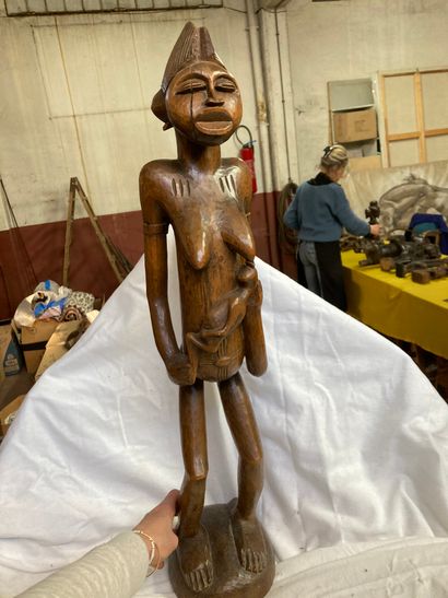 null Statue de type Senoufo, Cñte

d’Ivoire

Bois a patine brune H : 81 cm



Mere...