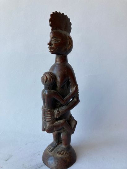 null Statuette de type Afrique Bois à patine brun nuancé rouge

H : 30,5 cm



Mère...