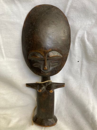 null Statuette de type poupée akuaba Ashanti, Ghana Bois à patine brun noir H : 29...