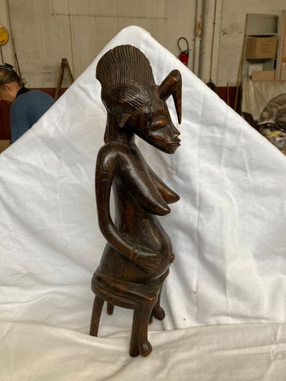 null Statue de type Senoufo, Côte

d’lvoire

Bois à patine brune H : 51,5 cm



Personnage...