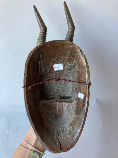 null Masque de type Yahoure, Côte d’lvoire

Bois à patine brun noir H : 33 cm



Sculpté...