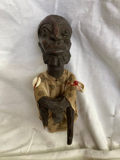 null Statuette de type Afrique

Bois a patine noire, tissu, cauris H : 26 cm



Représentation...