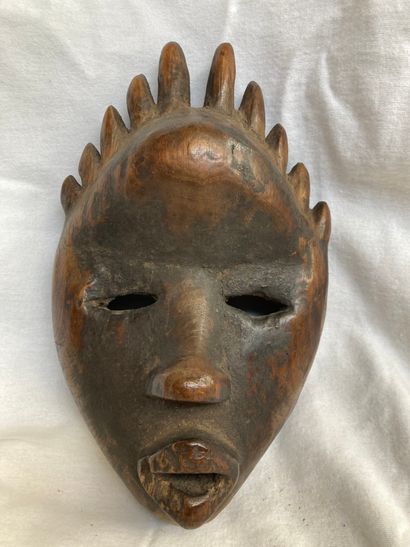 null Masque de type Dan, Cñte d’Ivoire

Bois a patine brune H : 26 cm



Visage aux...