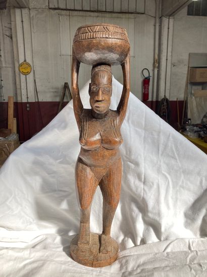 null Statue féminine de type Afrique Bois a patine brun clair

H : 63 cm



Personnage...