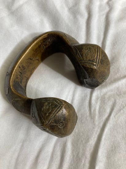 null Chevillère Touareg, Niger. Alliage de cuivre. L : 10,5 cm. Bracelet ouvert à...