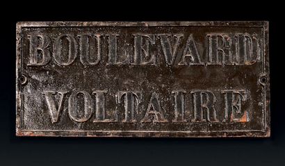 null PLAQUE NOMINATIVE DU BOULEVARD VOLTAIRE, PARIS Fonte de fer peinte en noir,...