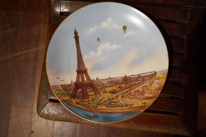 EXPOSITION UNIVERSELLE, PARIS 1889 BERTIN TISSIER & CIE, PARIS PLAT Porcelaine, de...