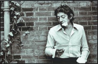 TONY FRANK (1945) Serge Gainsbourg, rue de Verneuil, Paris, c. 1970
Tirage photographique...