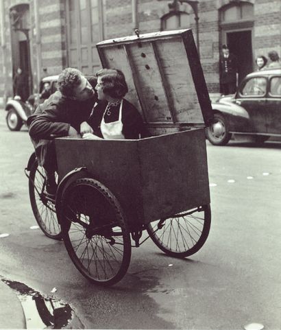 Robert Doisneau (1912-1994) Le Baiser blotto, Paris, 1950
Tirage photographique argentique...