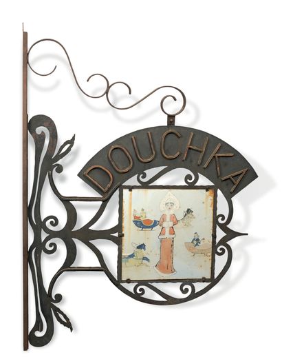 null ENSEIGNE DOUBLE-FACE DU RESTAURANT "DOUCHKA", PARIS Fer et tôle, à décor d'une...