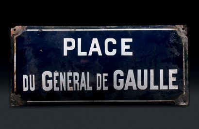 null PLAQUE NOMINATIVE DE LA PLACE DU GÉNÉRAL DE GAULLE Fer émaillé, de forme rectangulaire,...