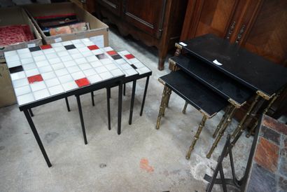 null Trois tables gigognes, l'une en carreaux de céramique, l'une en métal chromé...