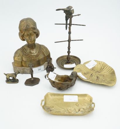 null Réunion d'objets en bronze : buste de femme, vide-poche en forme de feuille,...