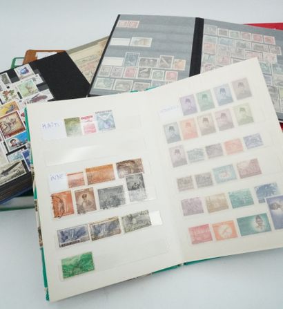 Lot de 7 albums de classeurs de timbres comprenant...