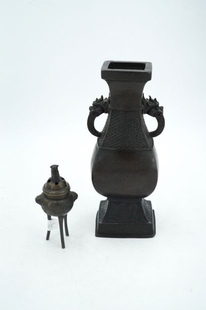 Vase chinois en bronze à deux prises ornées...