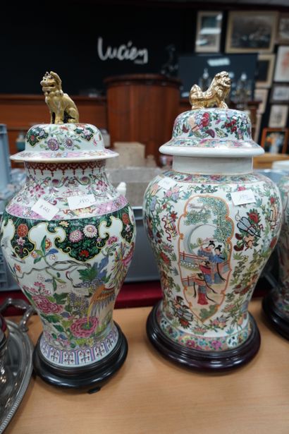 null Quatre vases en porcelaine de Canton dont 3 couverts, prise en forme de chimère...