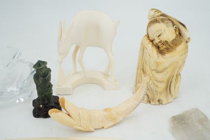 null L'Art Verrier, cendrier en forme de pomme, sujet en ivoire de mamouth figurant...